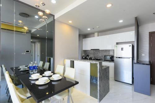 Saigon Apartments - Free City Walk Experience, Amazing infinity Pool & FREE 4G SIM card for 3 nights in Dzielnica 4. Saigon Apartments - Free City Walk Experience, Amazing infinity Pool & FREE 4G SIM card for 3 nights in Dzielnica 4.