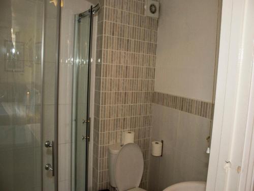Bathroom, Cricklewood Lodge Hotel in Wembley Bathroom, Cricklewood Lodge Hotel in Wembley
