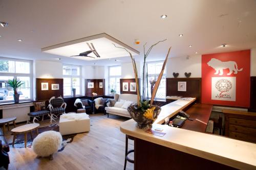 Empfangshalle, Alpin Lifestyle Hotel Lowen & Strauss in Oberstdorf Empfangshalle, Alpin Lifestyle Hotel Lowen & Strauss in Oberstdorf