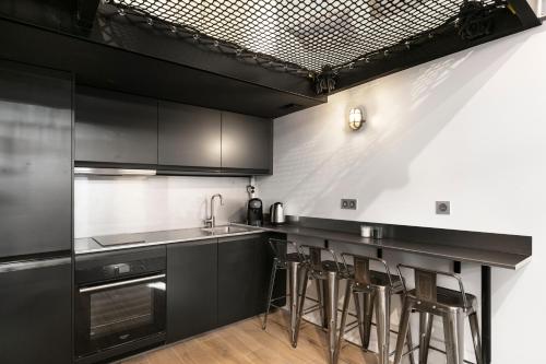 Konyha, Loft Industriel avec Terrasse et Filet Suspendu à Nice Cimiez (Loft Industriel avec Terrasse et Filet Suspendu a Nice Cimiez) in Cimiez Konyha, Loft Industriel avec Terrasse et Filet Suspendu à Nice Cimiez (Loft Industriel avec Terrasse et Filet Suspendu a Nice Cimiez) in Cimiez