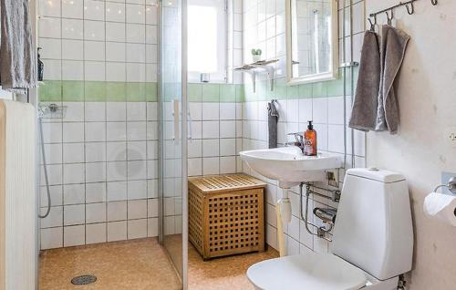 浴室, Awesome Home In Ullånger With Kitchen (Awesome Home In Ullanger With Kitchen) in 烏蘭尼耶 浴室, Awesome Home In Ullånger With Kitchen (Awesome Home In Ullanger With Kitchen) in 烏蘭尼耶