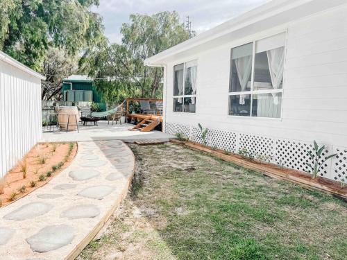 Sonnys At Robe 350m to Long Beach Coastal Getaway Pet Friendly Two bedroom Home in Robe Sonnys At Robe 350m to Long Beach Coastal Getaway Pet Friendly Two bedroom Home in Robe