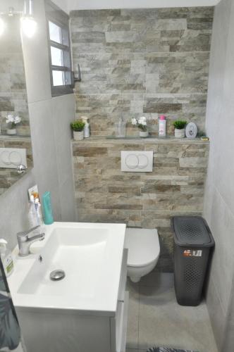 Bathroom, Maison charmante a Petit-Bourg avec jardin et spa in Lamentin Bathroom, Maison charmante a Petit-Bourg avec jardin et spa in Lamentin