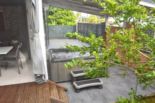 Balcony/terrace, Maison charmante a Petit-Bourg avec jardin et spa in Lamentin Balcony/terrace, Maison charmante a Petit-Bourg avec jardin et spa in Lamentin