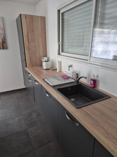 Konyha, Villa Donostia - Jacuzzi & piscine chauffée (Villa Donostia - Jacuzzi & piscine chauffee) in La Brede Konyha, Villa Donostia - Jacuzzi & piscine chauffée (Villa Donostia - Jacuzzi & piscine chauffee) in La Brede