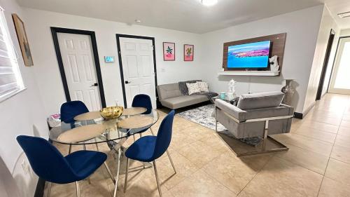 Stylish Escape by Miami International Airport in Hialeah (FL) Stylish Escape by Miami International Airport in Hialeah (FL)