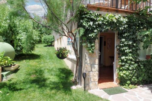 Kert, Cozy apartment in Collado Villalba 100 m² with open garden in Leganés Kert, Cozy apartment in Collado Villalba 100 m² with open garden in Leganés