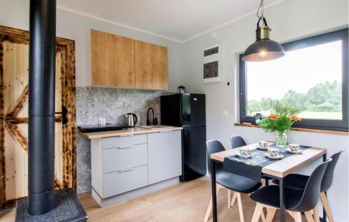 Dapur, Stunning Home In Poleczyno With Jacuzzi in Egiertowo Dapur, Stunning Home In Poleczyno With Jacuzzi in Egiertowo
