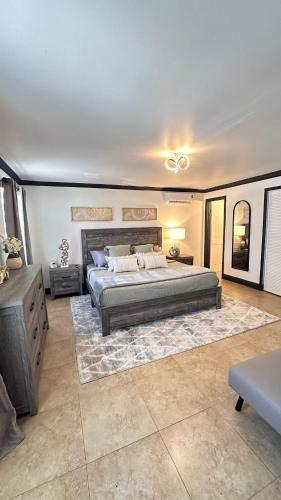 Luxury Home by Miami Int Airport in Hialeah (Florida) Luxury Home by Miami Int Airport in Hialeah (Florida)