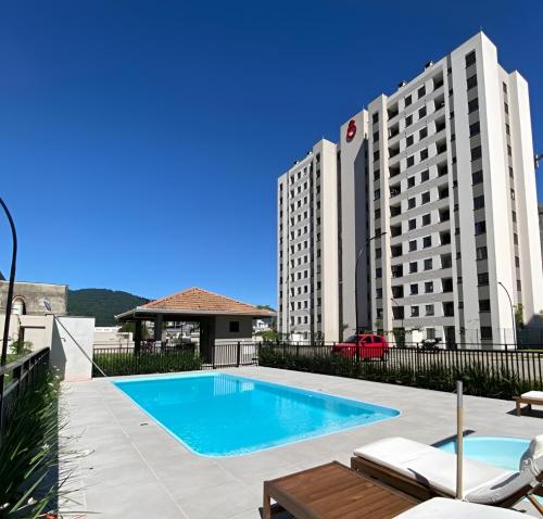 Úszómedence, Apto Clássico - luxo perto da WEG (Apto Classico - luxo perto da WEG) in Jaragua Do Sul Úszómedence, Apto Clássico - luxo perto da WEG (Apto Classico - luxo perto da WEG) in Jaragua Do Sul