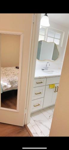 Pretty bedroom private bathroom in 哈仙達崗 Pretty bedroom private bathroom in 哈仙達崗