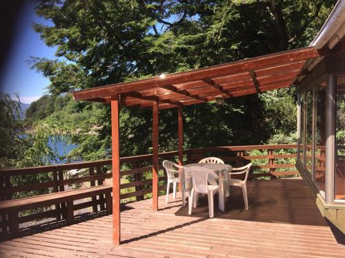 Cabañas con acceso a playa (White Cottage - Cabana - Acceso directo a playa y cancha de tenis - Direct beach access and tenis co) in Caburgua Cabañas con acceso a playa (White Cottage - Cabana - Acceso directo a playa y cancha de tenis - Direct beach access and tenis co) in Caburgua