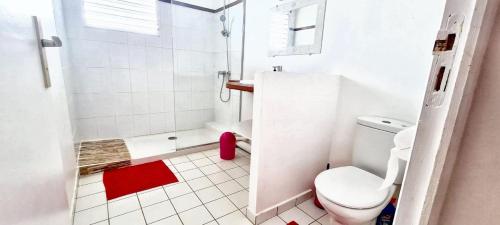 Salle de bain, Maison charmante proche de la plage au Moule avec piscine in Le Moule Salle de bain, Maison charmante proche de la plage au Moule avec piscine in Le Moule
