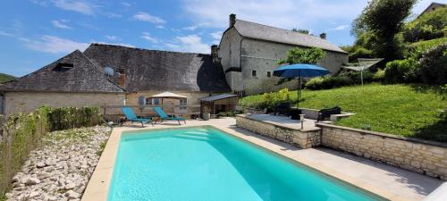 Swimming pool, Coeur de village, maison pour 8 avec piscine in Coly Swimming pool, Coeur de village, maison pour 8 avec piscine in Coly