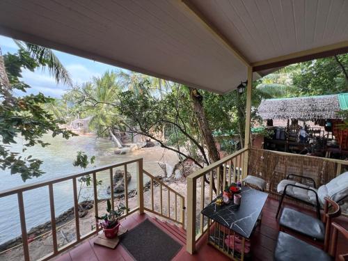 Balcony/terrace, Smiley Bungalows Guest House near Purina Sheep Farm Balcony/terrace, Smiley Bungalows Guest House near Purina Sheep Farm