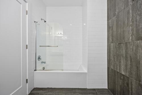 Bagno, Lux Stay Near NYC - Patio, Gym & Free Parking in Harrison (NJ) Bagno, Lux Stay Near NYC - Patio, Gym & Free Parking in Harrison (NJ)