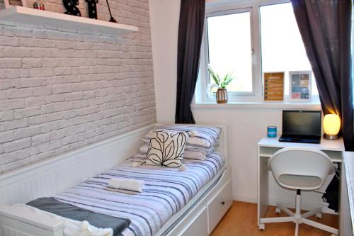 Modern Shared Home for Young Adults 10 min to City Centre in Smethwick Modern Shared Home for Young Adults 10 min to City Centre in Smethwick