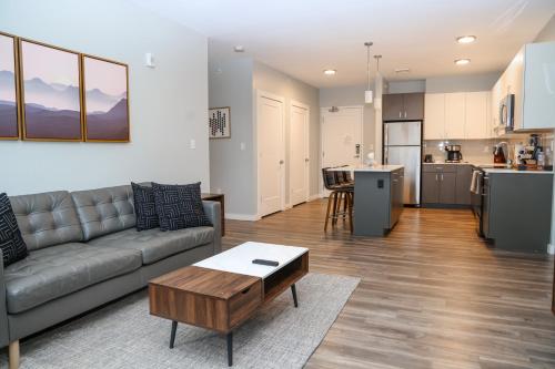 Luxury apartment with gym, steps from commuter rail #4011 in נטיק(אם אי) Luxury apartment with gym, steps from commuter rail #4011 in נטיק(אם אי)