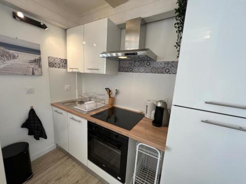 مطبخ, Cosy Duplex au cœur de Ouistreham in Ouistreham مطبخ, Cosy Duplex au cœur de Ouistreham in Ouistreham