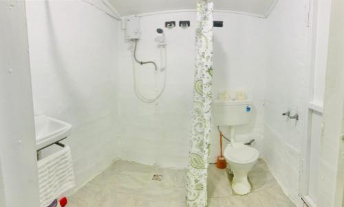 Baño, Private Double Room - Tonga Coral Cottage in Nuku'alofa Baño, Private Double Room - Tonga Coral Cottage in Nuku'alofa