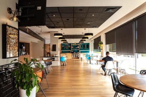 Bar/ Salón, Travelodge BCN Cornella Fira in Barcelona Bar/ Salón, Travelodge BCN Cornella Fira in Barcelona