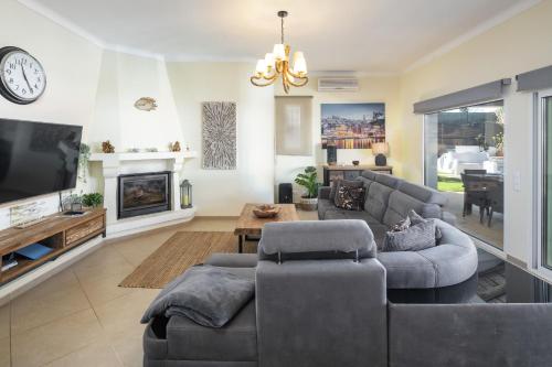 sala de TV, Villa at walking distance from center and beach! in Carvoeiro City Center sala de TV, Villa at walking distance from center and beach! in Carvoeiro City Center