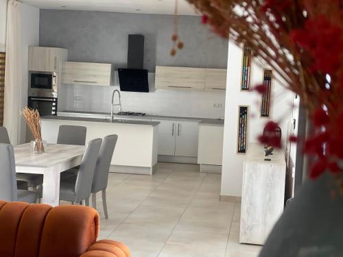 Spacious, luxurious and bright 3 bedrooms house with swimming pool in 辛蒂亞 Spacious, luxurious and bright 3 bedrooms house with swimming pool in 辛蒂亞