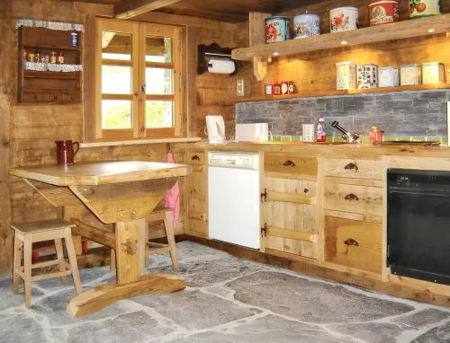 Kitchen, Chalet spacieux a Saint-Nicolas-la-Chapelle avec cheminee in Saint Nicolas La Chapelle Kitchen, Chalet spacieux a Saint-Nicolas-la-Chapelle avec cheminee in Saint Nicolas La Chapelle