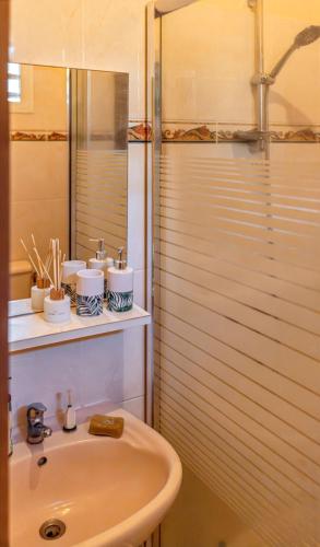 Bathroom, Maison charmante avec vue sur la mer et la montagne a Trois-Rivieres in Trois-Rivieres Bathroom, Maison charmante avec vue sur la mer et la montagne a Trois-Rivieres in Trois-Rivieres