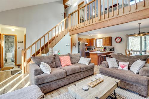 Private Spa, Fire Pit and Deck Poconos Home! in 에메랄드 레이크 Private Spa, Fire Pit and Deck Poconos Home! in 에메랄드 레이크
