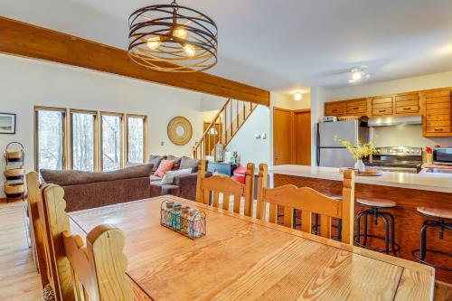 Private Spa, Fire Pit and Deck Poconos Home! in 에메랄드 레이크 Private Spa, Fire Pit and Deck Poconos Home! in 에메랄드 레이크