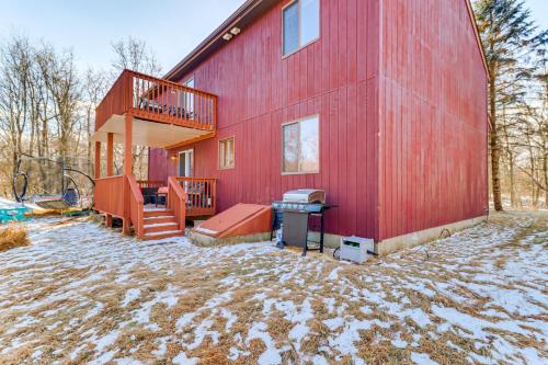 Private Spa, Fire Pit and Deck Poconos Home! in 에메랄드 레이크 Private Spa, Fire Pit and Deck Poconos Home! in 에메랄드 레이크