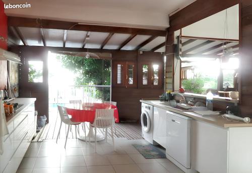 Cocina, Maison spacieuse à Pointe-Noire avec piscine partagée 110 m² (Maison spacieuse a Pointe-Noire avec piscine partagee 110 m²) in Pointe-Noire Cocina, Maison spacieuse à Pointe-Noire avec piscine partagée 110 m² (Maison spacieuse a Pointe-Noire avec piscine partagee 110 m²) in Pointe-Noire