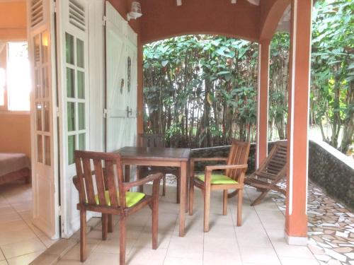 Terraza/balcón, Bungalow idyllique à Trois-Rivières avec piscine partagée (Bungalow idyllique a Trois-Rivieres avec piscine partagee) in Trois-Rivieres Terraza/balcón, Bungalow idyllique à Trois-Rivières avec piscine partagée (Bungalow idyllique a Trois-Rivieres avec piscine partagee) in Trois-Rivieres