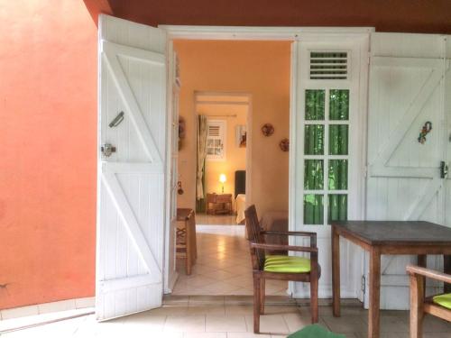 Balcony/terrace, Bungalow idyllique a Trois-Rivieres avec piscine partagee in Trois-Rivieres Balcony/terrace, Bungalow idyllique a Trois-Rivieres avec piscine partagee in Trois-Rivieres