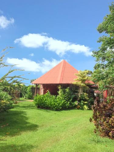 Exterior view, Bungalow idyllique a Trois-Rivieres avec piscine partagee in Trois-Rivieres Exterior view, Bungalow idyllique a Trois-Rivieres avec piscine partagee in Trois-Rivieres