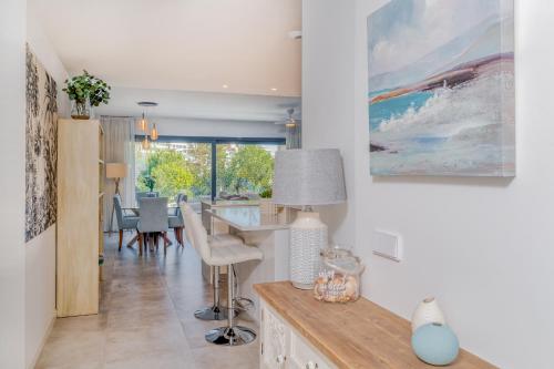 ردهة, Spacious apartment with terrace and garden close to the sea in Puerto de Estepona ردهة, Spacious apartment with terrace and garden close to the sea in Puerto de Estepona