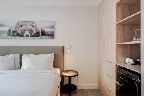 Bed, Suites du Lac Moore by Manitonga in Mont-Tremblant (QC) Bed, Suites du Lac Moore by Manitonga in Mont-Tremblant (QC)