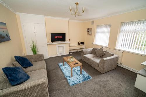 Spacious 4-bedroom home with free parking - Ideal for those working in Swansea in ทาวน์ฮิล Spacious 4-bedroom home with free parking - Ideal for those working in Swansea in ทาวน์ฮิล
