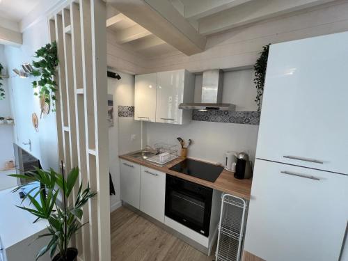 مطبخ, Cosy Duplex au cœur de Ouistreham in Ouistreham مطبخ, Cosy Duplex au cœur de Ouistreham in Ouistreham