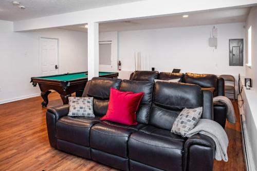 레크레이션 시설 , Spacious 3BR House, Hot Tub, Firepit, Ski Access! in 에메랄드 레이크 레크레이션 시설 , Spacious 3BR House, Hot Tub, Firepit, Ski Access! in 에메랄드 레이크
