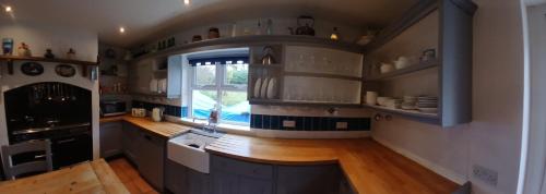 Konyha, Watersedge in Maam Cross Konyha, Watersedge in Maam Cross