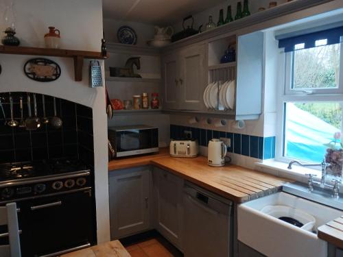 Konyha, Watersedge in Maam Cross Konyha, Watersedge in Maam Cross