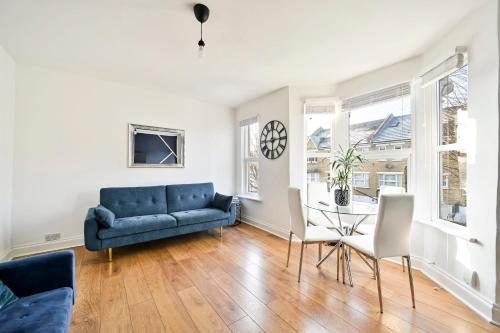 Apartamento de m² en Stratford, con 2 habitación(es) y 1 baño(s) privado(s) (Spacious 2-Bed Apartment, Sleeps 8 in Leyton E10) in London Apartamento de m² en Stratford, con 2 habitación(es) y 1 baño(s) privado(s) (Spacious 2-Bed Apartment, Sleeps 8 in Leyton E10) in London