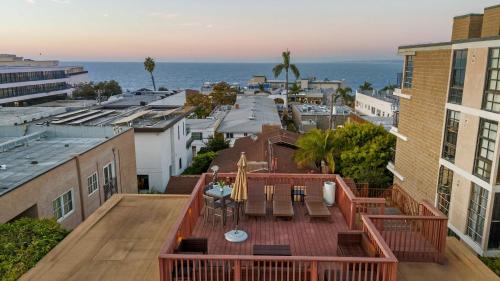 Grand Retreat Rooftop Bliss and Ocean Views near La Jolla Cove Grand Retreat Rooftop Bliss and Ocean Views near La Jolla Cove