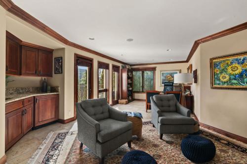 Grand Retreat Rooftop Bliss and Ocean Views near La Jolla Cove Grand Retreat Rooftop Bliss and Ocean Views near La Jolla Cove