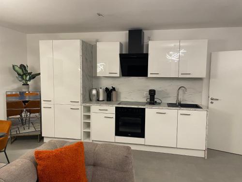 Konyha, Hochwertige Stilvolle 2 Zimmer Erdgeschoss Wohnung mit großer Terasse und Garten in Pornbach Konyha, Hochwertige Stilvolle 2 Zimmer Erdgeschoss Wohnung mit großer Terasse und Garten in Pornbach