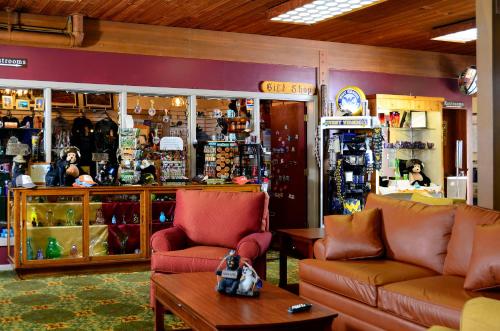 Shops, Tygart Lake Lodge in Bridgeport (WV) Shops, Tygart Lake Lodge in Bridgeport (WV)
