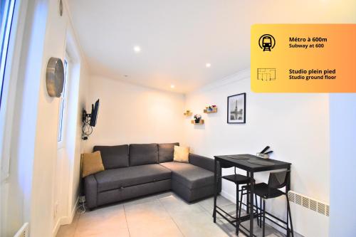 Guestroom, Urban Chic Paris in Les Lilas Guestroom, Urban Chic Paris in Les Lilas