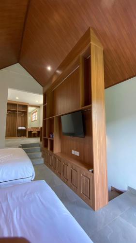 Shared lounge/TV area, Calma La Barka Resort by Raminten in Sendangagung Shared lounge/TV area, Calma La Barka Resort by Raminten in Sendangagung